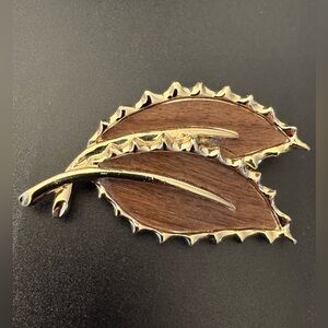 Vintage Sarah Coventry “Wooded Beauty” Brooch 1968 - Gold Tone Leaf Pin - EUC